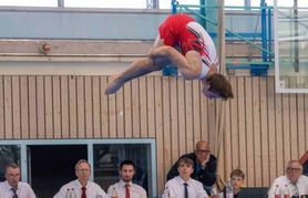 Niccolo Spiess am Boden im Doppelsalto.